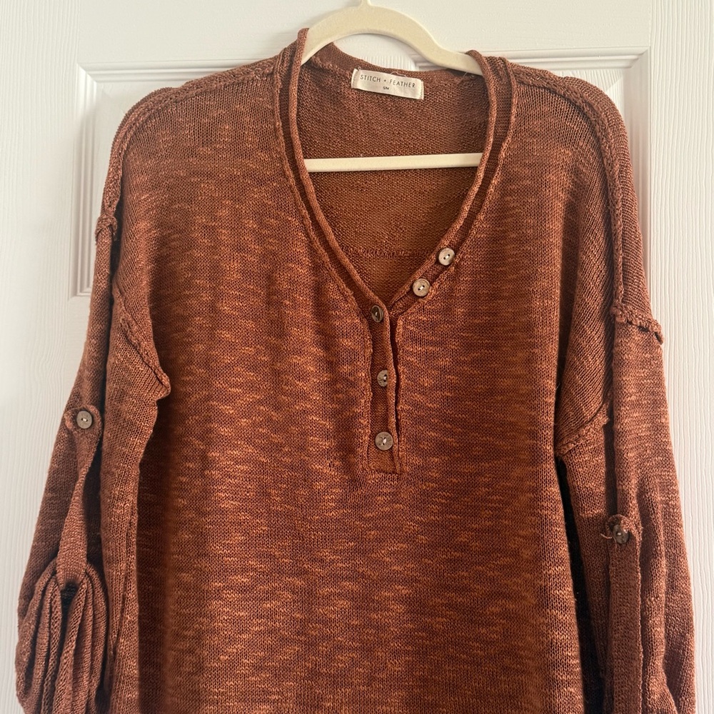 Stitch & Feather V-Neck Button Henley Sweater in Rust Brown S/M - Picture 5 of 9
